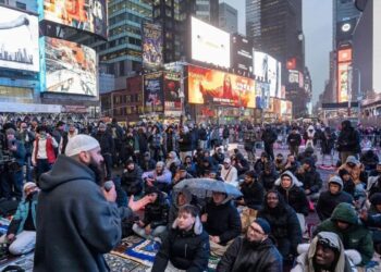 Hundreds Gather for Ramadan Iftar and Congregational Prayer in Times Square