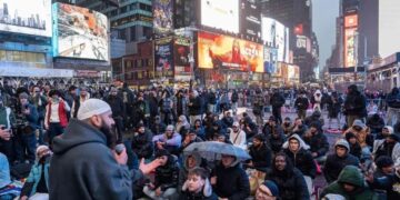 Hundreds Gather for Ramadan Iftar and Congregational Prayer in Times Square